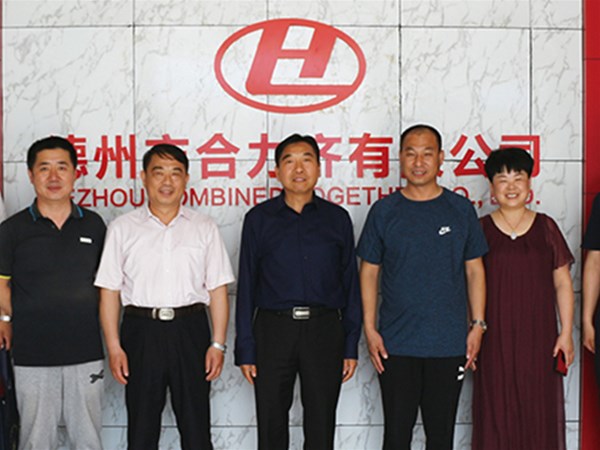 5月24日，德州市總工會(huì)授予德州市合力齊車(chē)業(yè)有限公司董事長(zhǎng)李學(xué)治“優(yōu)秀農(nóng)民工之星”的榮譽(yù)稱(chēng)號(hào)